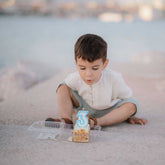 Cămașa Alethi din muselină moale de bumbac pentru bebeluși și copii este alegerea ideală pentru evenimentele importante precum botez și aniversări. Aspect versatil, minimalist, poate fi folosită și în completarea ținutei de joacă și explorat, potrivită pentru vacanțe.